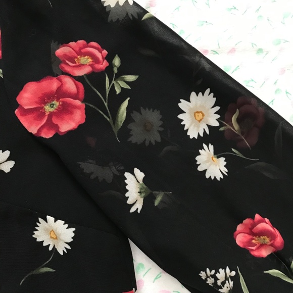 FOREVER 21 Cropped Floral Rose Blouse M Fit Black Red White Flare Out Cuffs - Picture 10 of 16